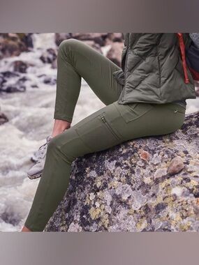 Athleta "Headlands Hybrid" Cargo Tights — Aspen Olive Size 8 — 6 Zip Pockets